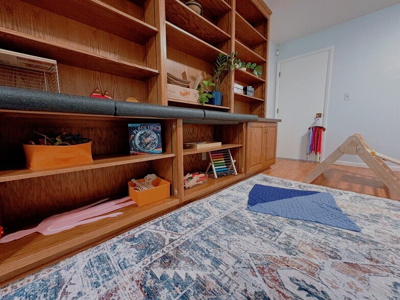 Building Photo - 550 Valewood Ln