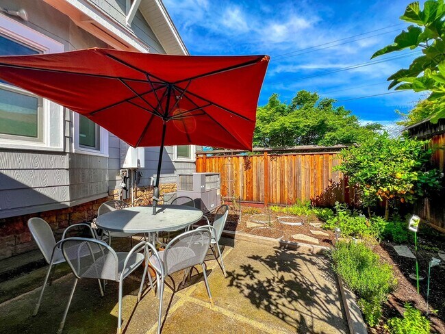 Building Photo - Fully Furnished Modern Home in the Desirable Alphabet Streets