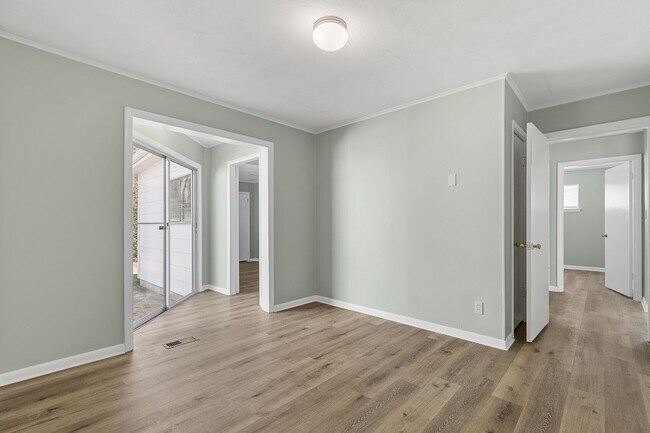 Building Photo - For Rent - Adorable 4BR 2BA house - East Ridge