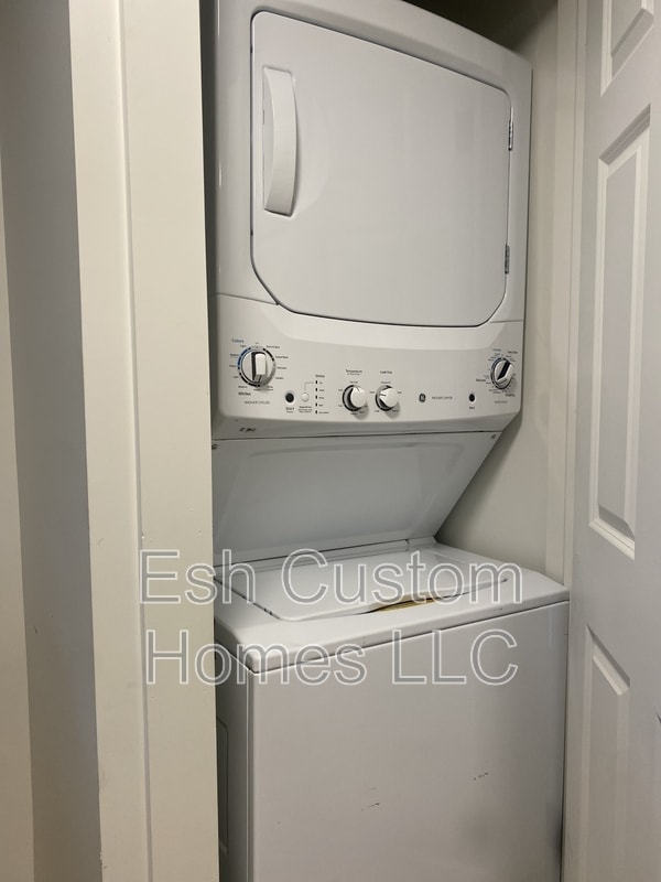 Building Photo - 741 Manor St