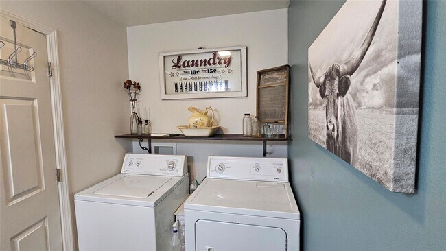 Building Photo - Recently Updated 3 BR/ 1.5 BA in Central M...
