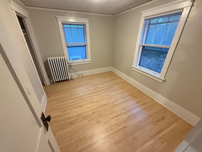 Building Photo - 6 bedroom 2 bath