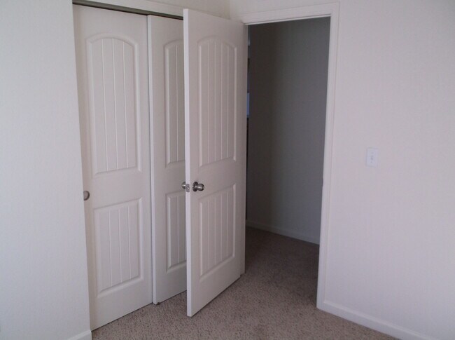 Building Photo - 205 Hunters Way