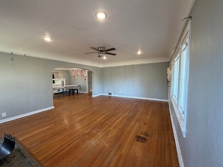 Living room, 15'x20' - 6341 Palm Ave