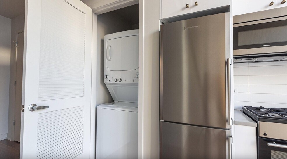 Building Photo - 688 N LaSalle St