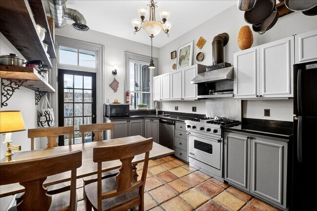 Building Photo - 1010 Allen Ave