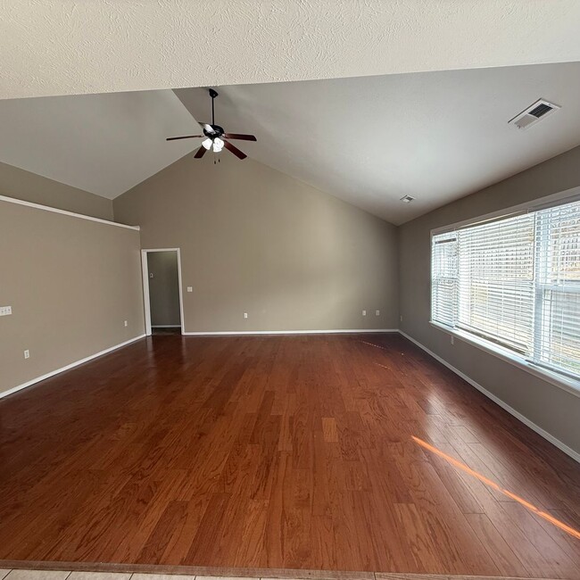 Building Photo - Quiet Country Living - Beautiful Available Now