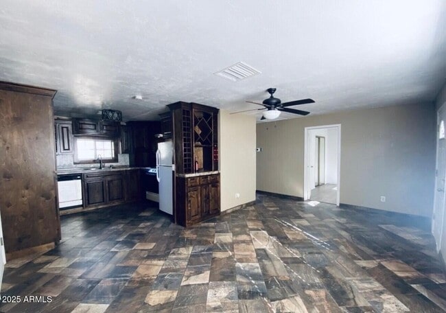 Building Photo - 1522 E 9th St