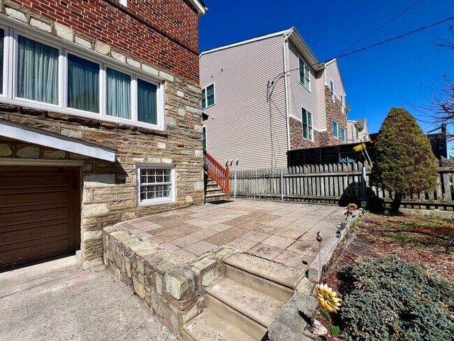 Building Photo - Gorgeous 4-Bedroom Townhome with One-Car Garage! Available NOW!