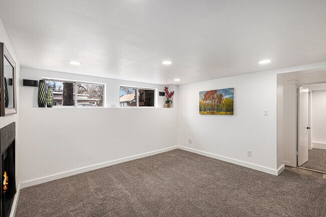 Building Photo - Duplex unit near Downtown! Utilities inclu...