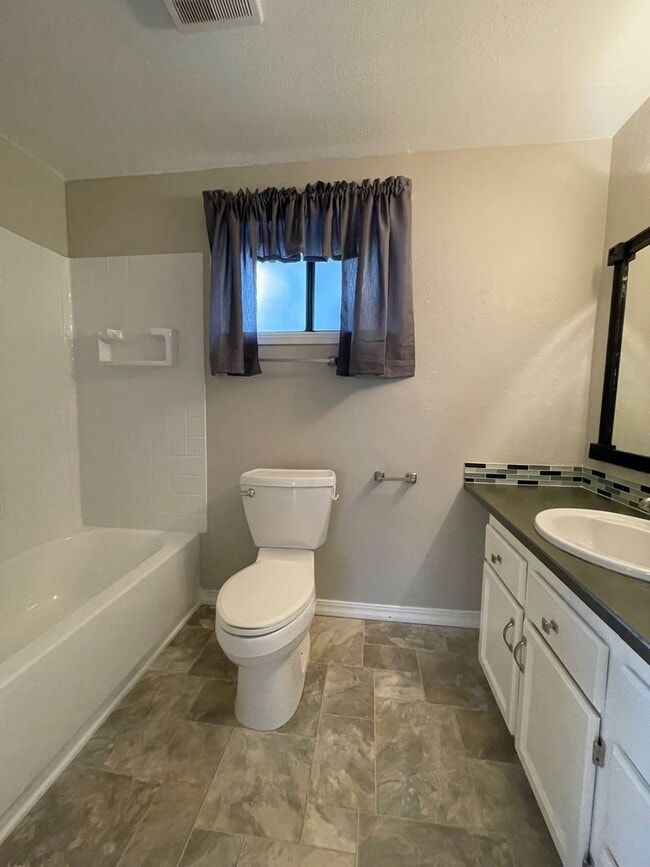 Building Photo - 4Bd/2Ba Shoreline House