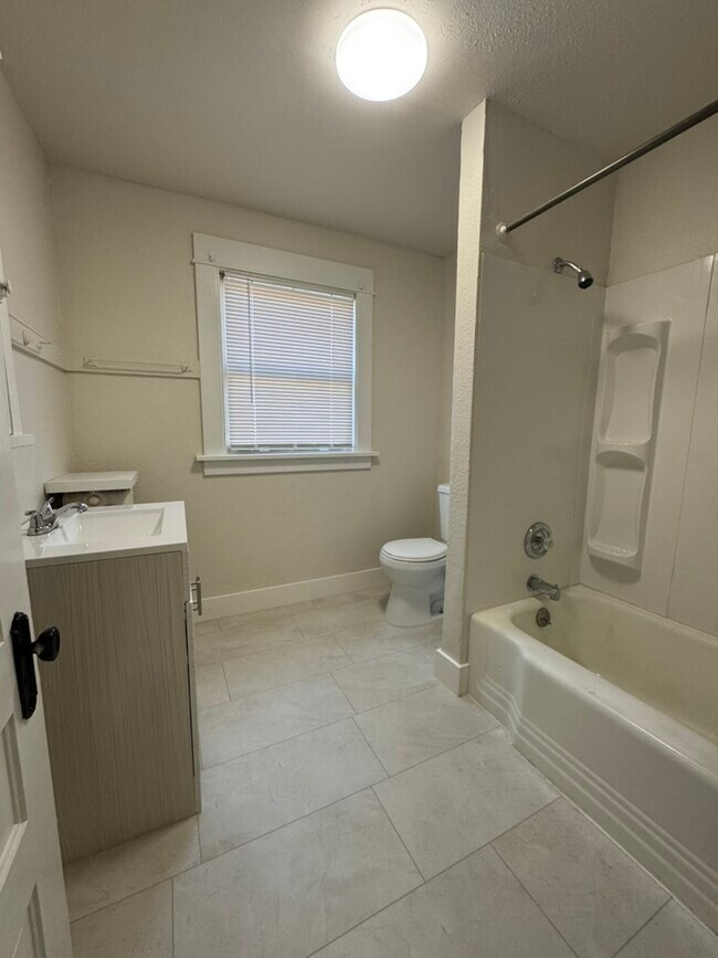 Building Photo - Stephens Properties 1301