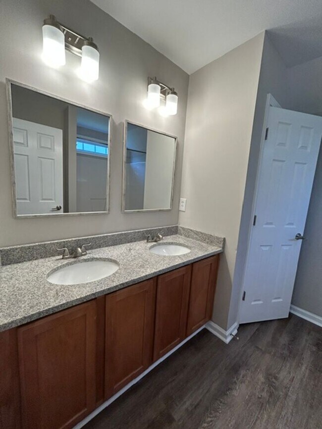 Building Photo - UPDATED 4 BEDROOM HOME IN LEXINGTON'S SPRING KNOLL