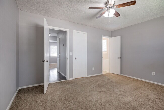 Building Photo - 916 S Patterson Dr