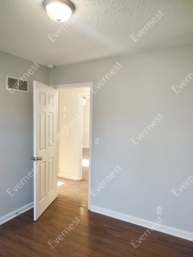 Building Photo - 3 Bed & 2.5 Bath House in Olathe / Pet-Fri...