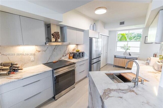 Building Photo - 3255 NE 184th St