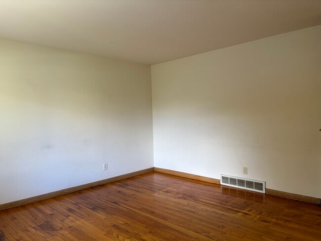Building Photo - 6321 Roselawn Ave