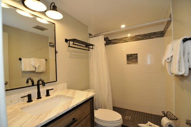 Building Photo - 3 bedroom condo in Wildernest available June 1st!