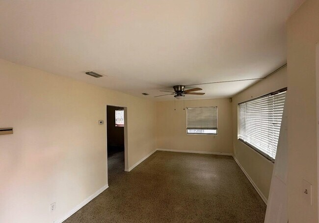 Building Photo - 6064 Longchamp Dr