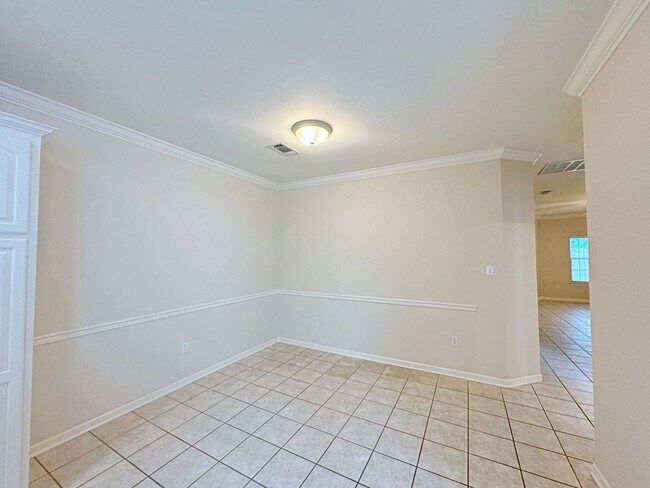 Building Photo - 2 Bedroom Condo Available NOW