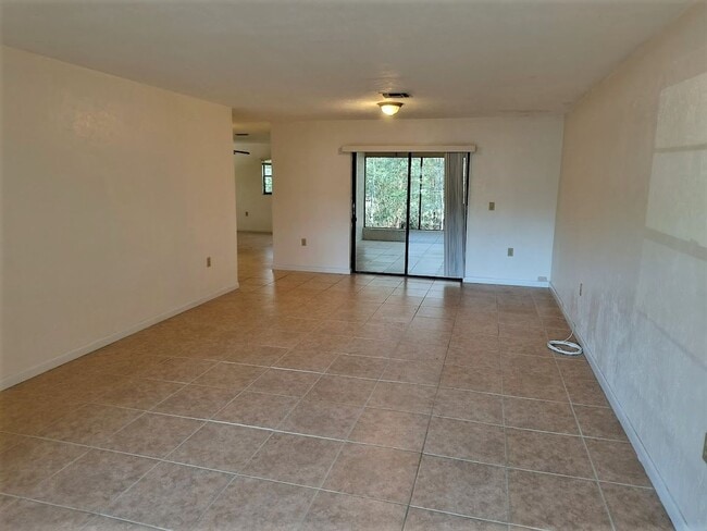 Building Photo - 2 Bedroom, 2 Bath , 2 Car Garage in Dunnel...