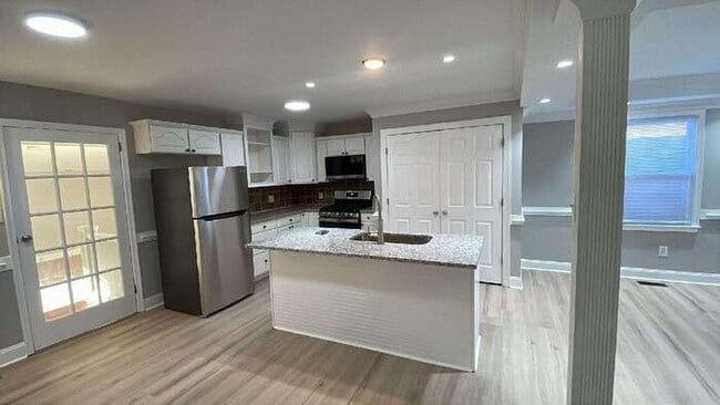 Building Photo - 608 Simpson Dr