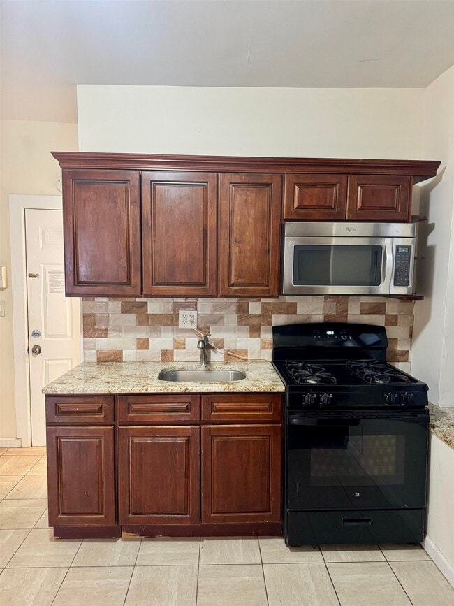 Building Photo - 250 Avenue B