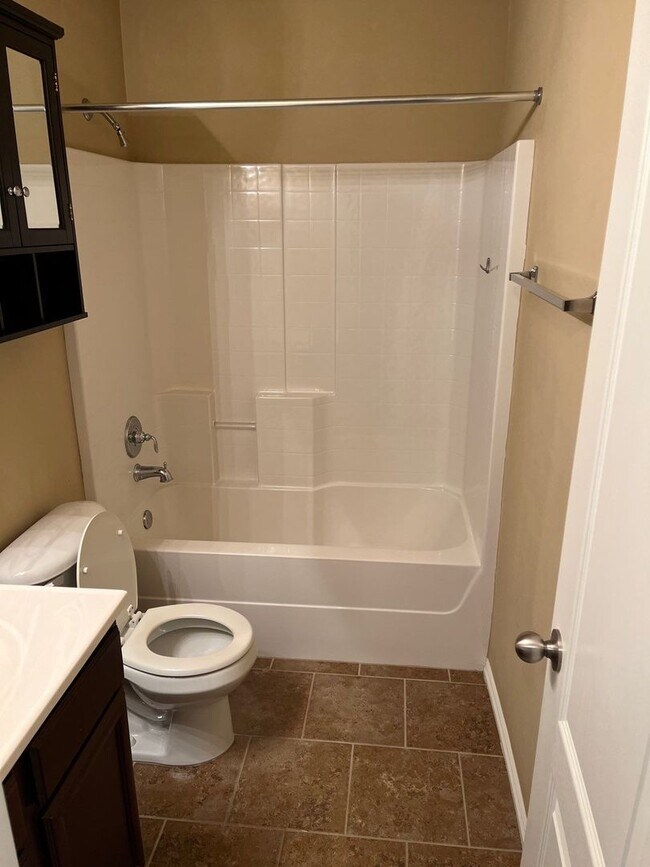 Building Photo - Available Now! - 3 bedrooms 2.5 bath