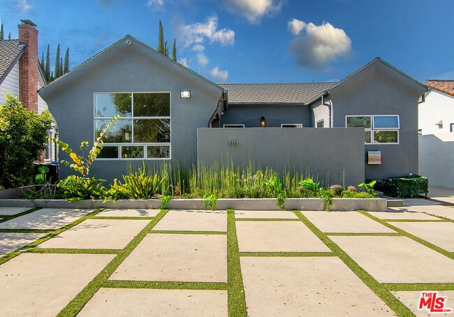 Primary Photo - 307 S Citrus Ave