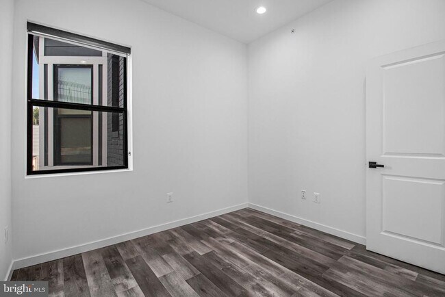 Building Photo - 506 H St NE