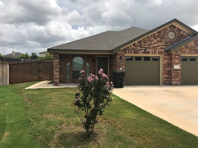 Building Photo - Beautiful 2 bed/2 bath near Clear Creek