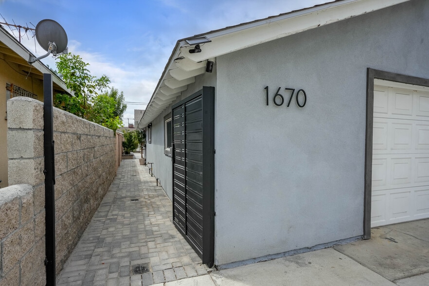 Building Photo - 1670 W Cerritos Ave