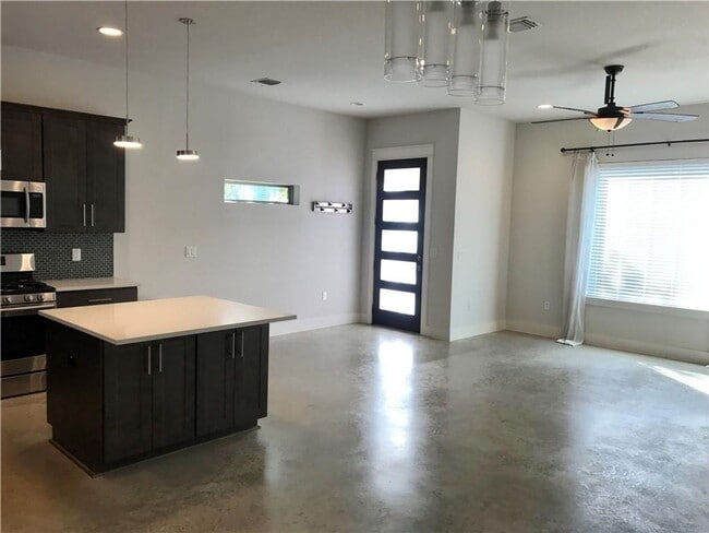 Building Photo - Central Austin / 3 bedroom, 2.5 baths / Mo...