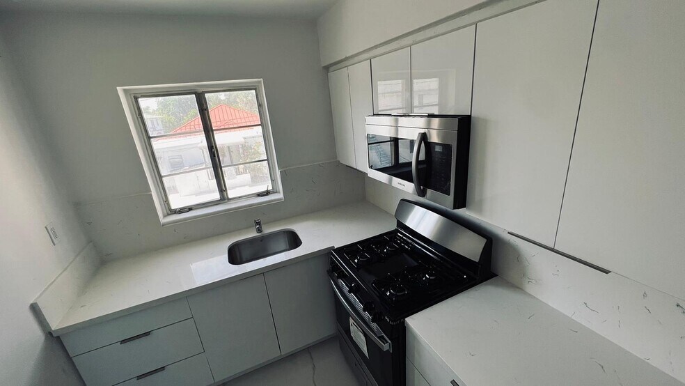 Building Photo - 7821 Byron Ave