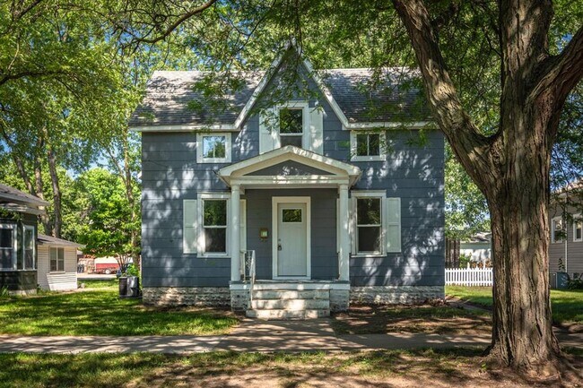 Building Photo - 1512 Charles St