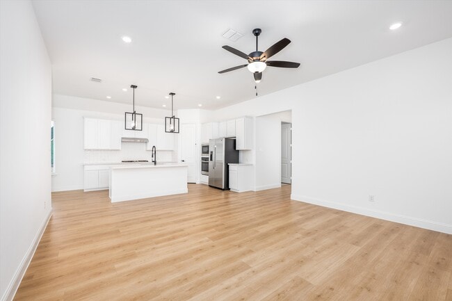 Building Photo - 1013 Rainshower Wy