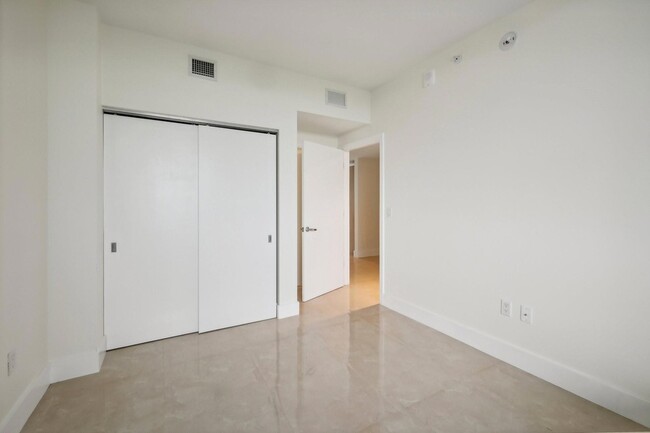 Building Photo - 16385 Biscayne Blvd