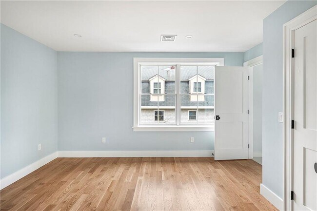 Building Photo - 118 Newport Ave