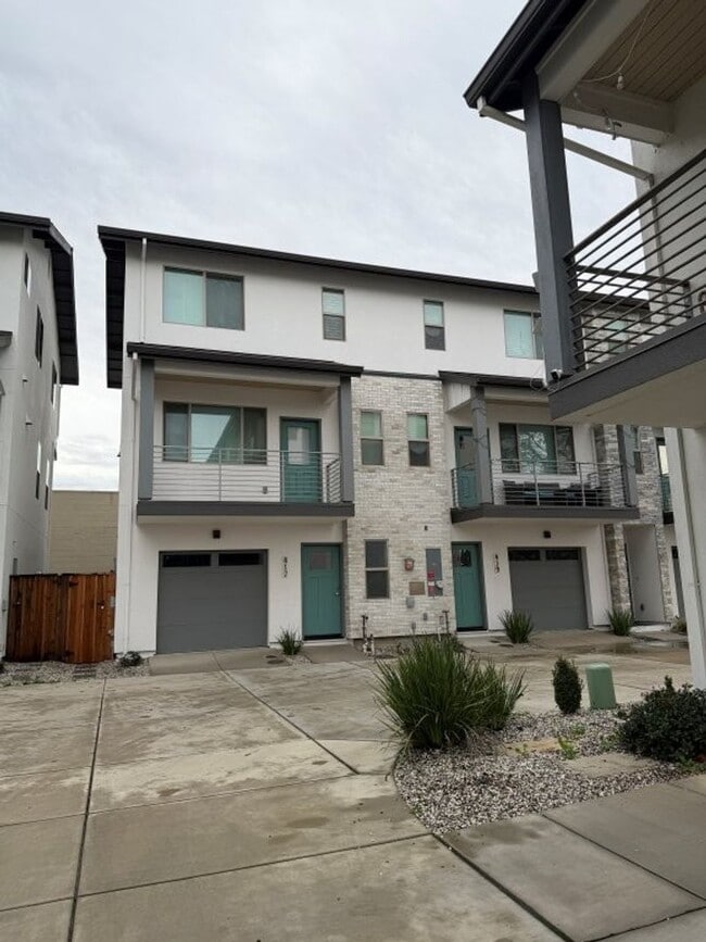 Building Photo - Loft home in downtown Woodland with SOLAR!!