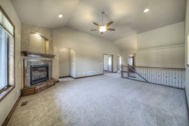 Building Photo - 2 BEDROOM | 2 BATH | DOUBLE GARAGE | SPACIOUS TOWNHOME