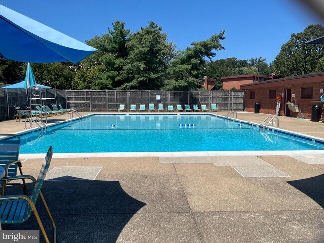 Building Photo - 1508 S George Mason Dr