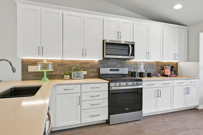 Building Photo - Beautiful "like new" home available for re...