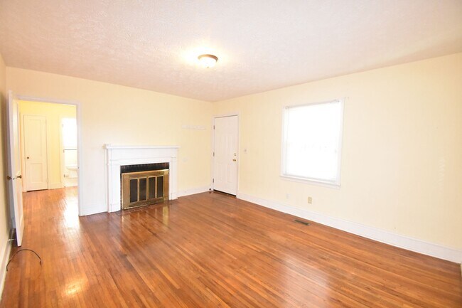 Building Photo - 2 Bedroom and 1 Bath Home (Pets Negotiable)