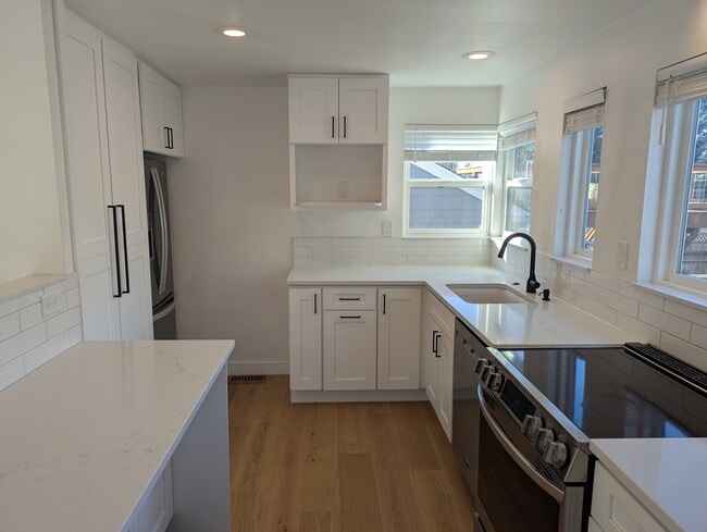 Building Photo - 3730 SW Austin St