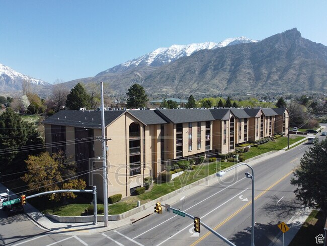 Building Photo - 2244 N Canyon Rd
