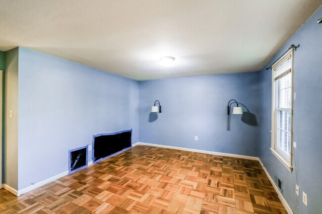 Building Photo - 647 Azalea Dr