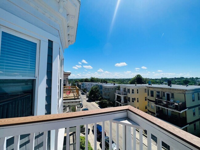 Building Photo - NEWLY RENOVATED PENTHOUSE UNIT
