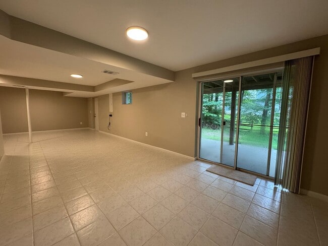 Building Photo - Stunning 4 Bed 3.5 Bath Home With Deck And...