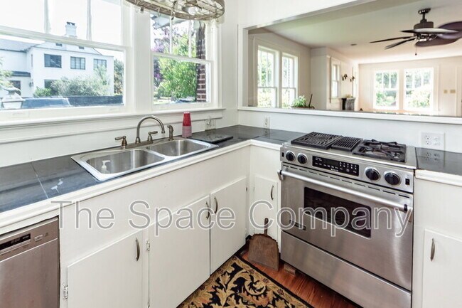 Building Photo - 25 8th Ave