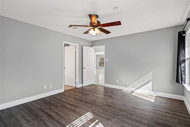 Building Photo - 16207 Parkway Dr